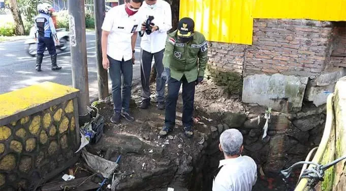 Wali Kota Sidak Lokasi Langganan Banjir - Wali Kota Sidak Lokasi Langganan Banjir
