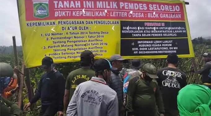 Pemasangan Spanduk Warnai Konflik Petani Jeruk dan Pemdes Selorejo - Pemasangan Spanduk Warnai Konflik Petani Jeruk dan Pemdes Selorejo