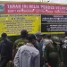 Pemasangan Spanduk Warnai Konflik Petani Jeruk dan Pemdes Selorejo - Pemasangan Spanduk Warnai Konflik Petani Jeruk dan Pemdes Selorejo
