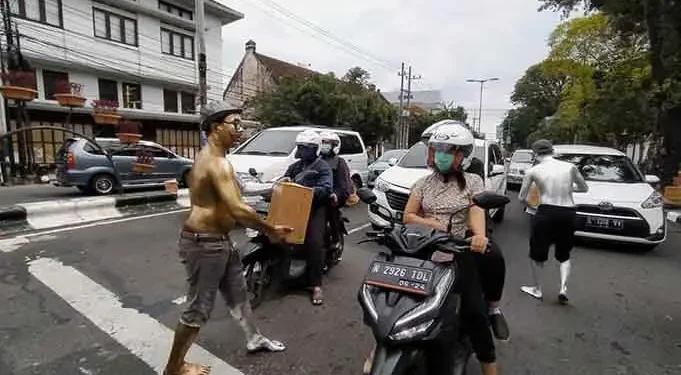 Pengamen 'Silverman' Malang Turun Jalan Galang Dana Bencana - Pengamen 'Silverman' Malang Turun Jalan Galang Dana Bencana