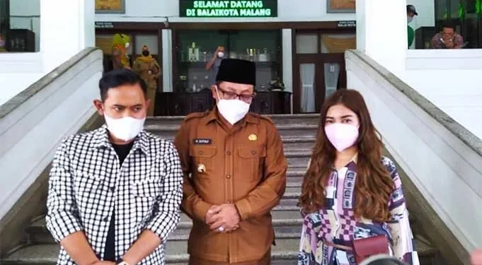 Crazy Rich Malang Siap Beri Contoh Anak Muda Untuk Divaksin - Crazy Rich Malang Siap Beri Contoh  Anak Muda Untuk Divaksin