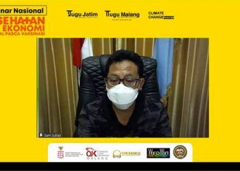 Wali Kota Malang, Sutiaji, saat mengikuti webinar.