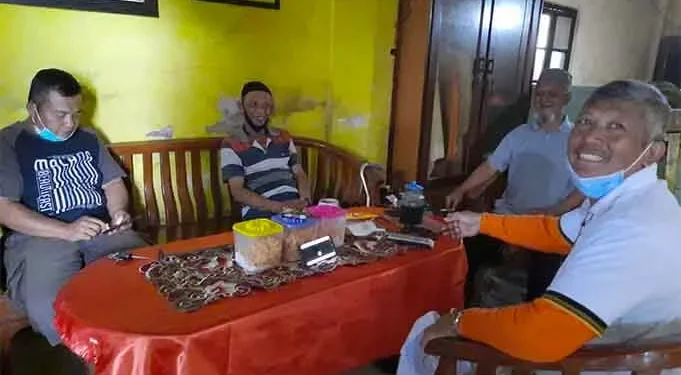 Wakil Ketua II DPRD Kota Malang, Asmualik saat berdialog dengan warga Kelurahan Polowijen di sela kegiatan gowesnya, Sabtu (16/1/2021). (Foto : Dok Pribadi).