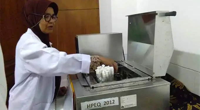 Dr. Ir. Umi Kalsum, M.P di laboratorium Biologi Unisma.