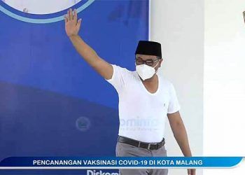 Wakil Wali Kota Malang Sofyan Edi Jarwoko,melambaikan tangan pada wartawan, usai vaksinasi.(foto: Humas Pemkot Malang).