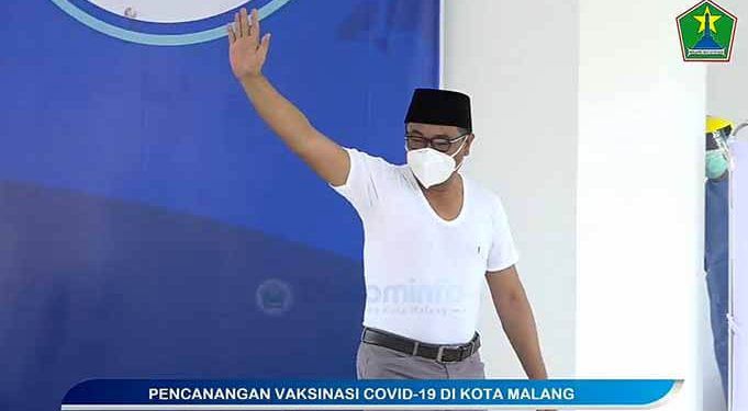 Wakil Wali Kota Malang Sofyan Edi Jarwoko,melambaikan tangan pada wartawan, usai vaksinasi.(foto: Humas Pemkot Malang).
