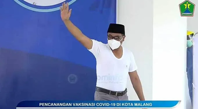 Wakil Wali Kota Malang Lambaikan Tangan Usai Divaksin - Wakil Wali Kota Malang Lambaikan Tangan Usai Divaksin