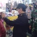 Walikota Sutiaji Bagi-bagi Masker ke Pedagang Pasar Bunul - Wali Kota Sutiaji Bagi-bagi Masker ke Pedagang Pasar Bunul