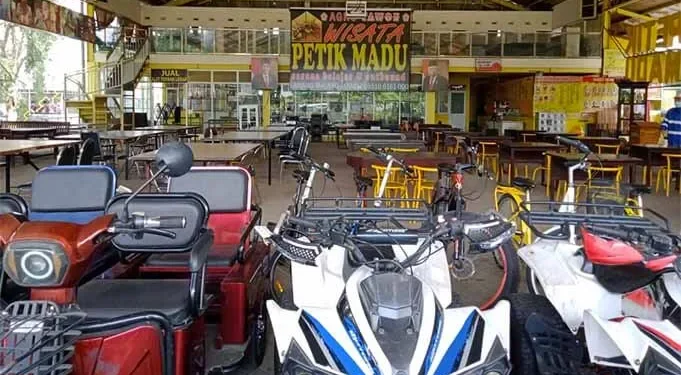 Arena bermain di kawasan Wisata Petik Madu.