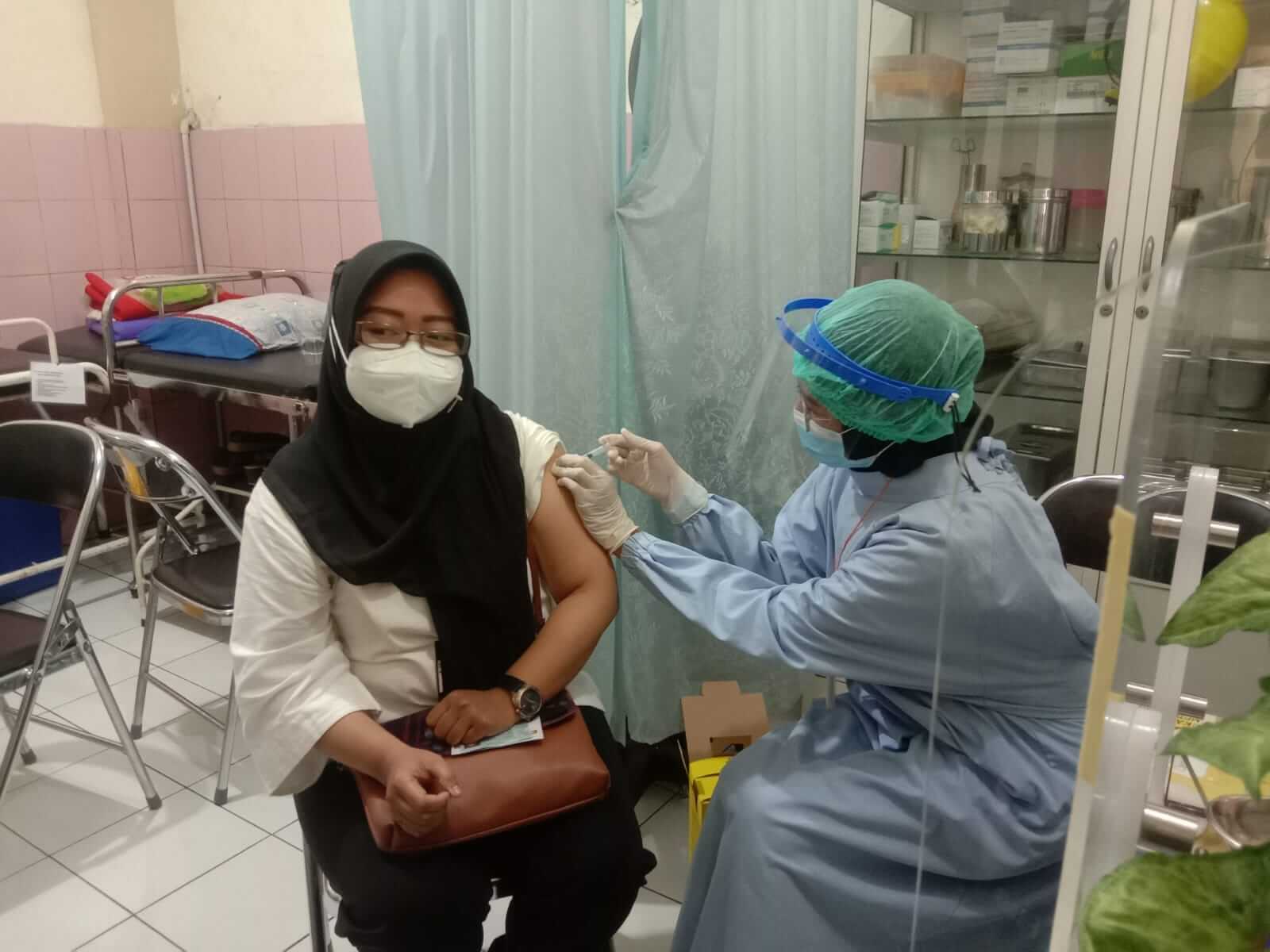Proses vaksinasi tahap 2 untuk ASN dan Petugas layanan publik di Kota Malang.