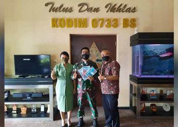 Dandim 0733/Semarang Kolonel Inf Yudhi Diliyanto dan istrinya Sandra Yudhi mengapresiasi buku Trilogi The Power of Silaturahim karya Dr Aqua Dwipayana.