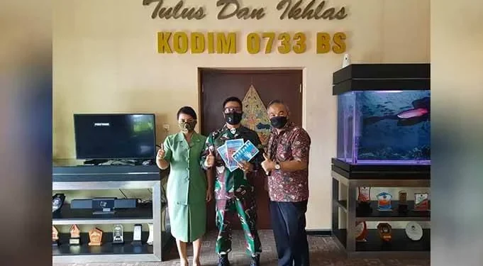 Dandim 0733/Semarang Kolonel Inf Yudhi Diliyanto dan istrinya Sandra Yudhi mengapresiasi buku Trilogi The Power of Silaturahim karya Dr Aqua Dwipayana.