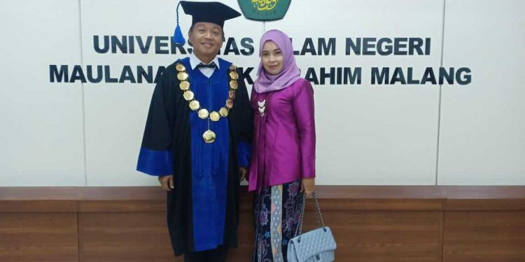 Prof Dr Nur Asnawi MAg (kiri) bersama istri. Foto: dok
