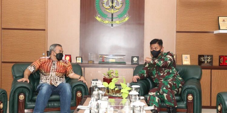 Dr Aqua Dwipayana dan Mayjen TNI Tri Yuniarto. Foto: dok
