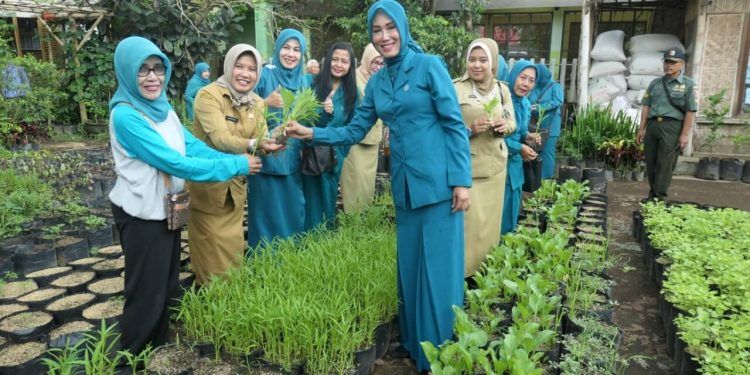 Ketua TP PKK Kota Malang, Widayati Sutiaji, bersama warga memamerkan hasil urban farming. Foto: dok