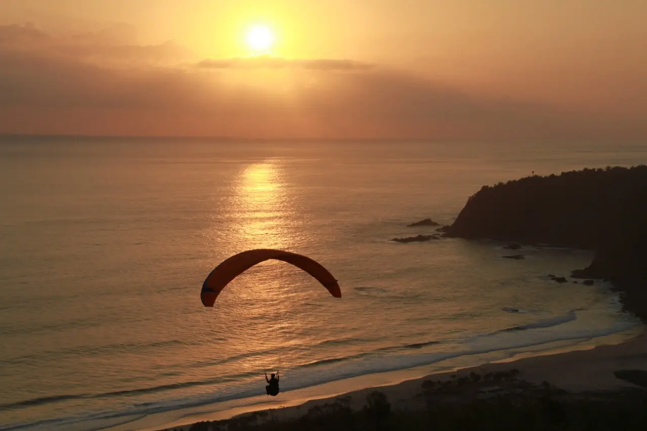 Menikmati Senja dan Paralayang di Pantai Modangan