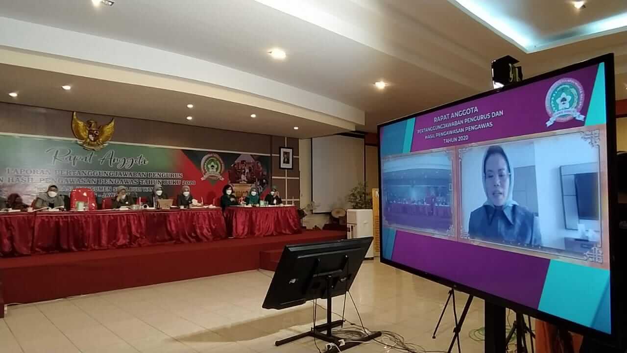 Ketua Koperasi SBW Malang, Dr Sri Untari, saat memimpin RAT 2020 secara virtual, pada Senin (22/02/2021). Foto: Ulul Azmy