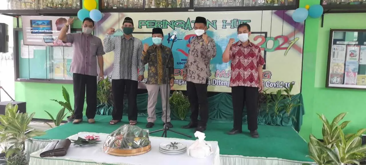 dprd - HUT SMPN 13, Anggota DPRD Suguhkan Pantun