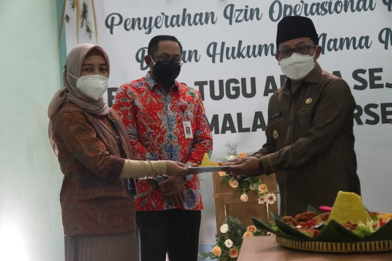 Penyerahan izin operasional perubahan badan hukum PT BPR Tugu Artha Sejahtera Kota Malang. Foto: Humas Pemkot Malang
