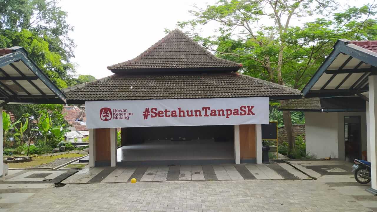 Banner bernada satir bertuliskan DKM Setahun Tanpa SK dipasang di depan aula DKM, Jalan Majapahit Kota Malang. Foto: Ulul Azmy