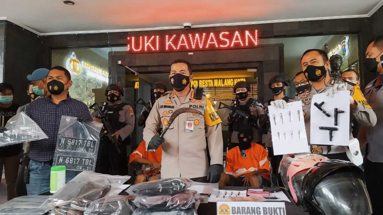 Kapolresta Malang Kota, Kombes Pol Leonardus Simarmata, saat konferensi pers, pada Kamis (25/2/2021). Foto: Ulul Azmy