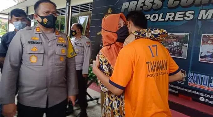 Ibu dan anak saling berpelukan. Didampingi Kapolres Malang, AKBP Hendri Umar.