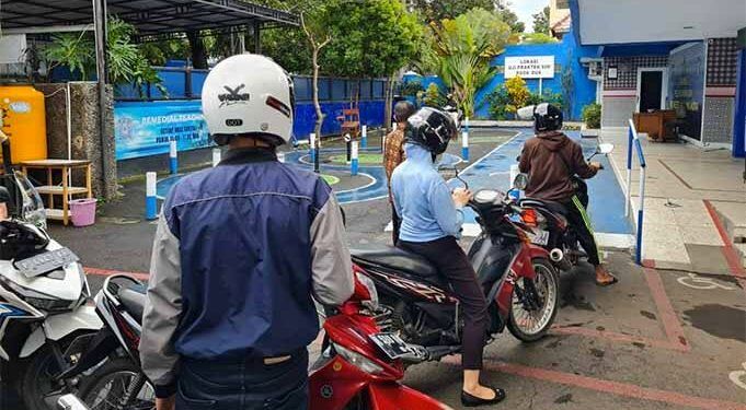 Antrean pemohon SIM mencoba track arena uji berkendara di Satpas Polresta Malang Kota. Foto : Azmy