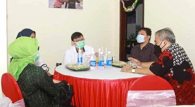 Pakar komunikasi Dr. Aqua Dwipayana (Kanan), saat berbincang dengan CEO Tugu Media Group Irham Thariq (no 2 dari kanan), dan Kanwil BNI Malang, Baby Lolita (paling kiri membelakangi kamera). Foto: Dani.