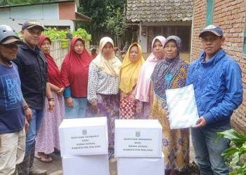 Dinsos Kabupaten Malang memberikan bantuan pada warga terdampak banjir dan tanah longsor di Ngantang dan Pujon.
