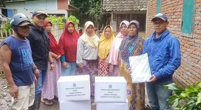 Dinsos Kabupaten Malang memberikan bantuan pada warga terdampak banjir dan tanah longsor di Ngantang dan Pujon.