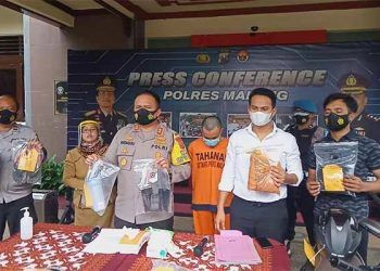 Kapolres Malang, AKBP Hendri Umar, menunjukkan barang bukti yang digunakan tersangka.
