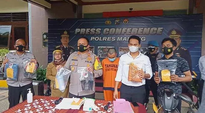 Kapolres Malang, AKBP Hendri Umar, menunjukkan barang bukti yang digunakan tersangka.