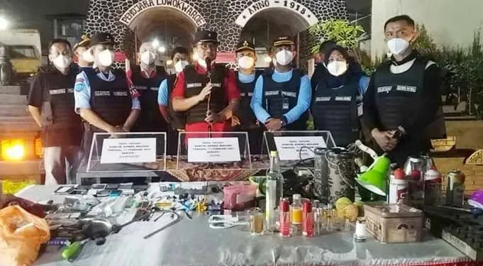 Konferensi hasil razia Lapas Kelas I Lowokwaru Kota Malang oleh Satgas Satops Patnal Korwil Malang selaku Kalapas Kelas I Malang, Anak Agung Gde Krisna. Foto : Istimewa