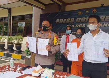 Kapolres Malang, AKBP Hendri Umar, saat menyampaikan rilis terkait investasi bodong. Tersangka mengenakan pakaian oranye (belakang). Foto; Riyal Adhi Pratama).