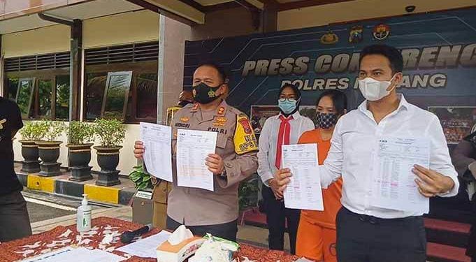 Kapolres Malang, AKBP Hendri Umar, saat menyampaikan rilis terkait investasi bodong. Tersangka mengenakan pakaian oranye (belakang). Foto; Riyal Adhi Pratama).