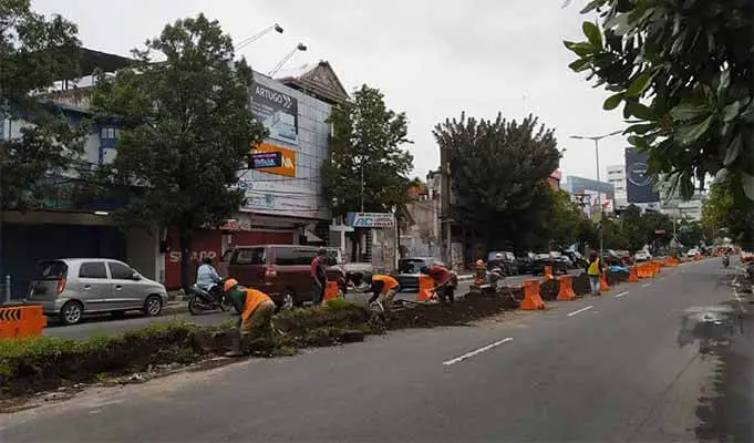 Bongkar media jalan di kawasan kayutangan.