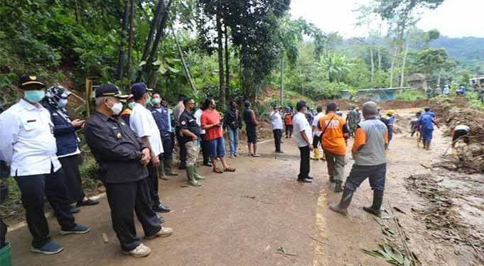 Bupati Malang M Sanusi meninjau pembersihan jalan akibat longsor di Ngantang.(foto: Rizal Adhi Pratama)