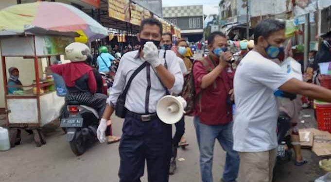 CCF Turun ke Pasar Induk Bondowoso, bagikan masker.