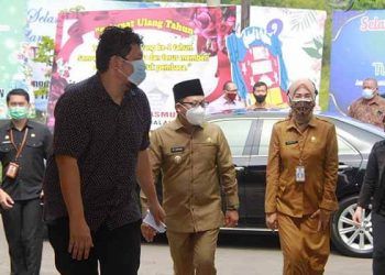 Ceo Tugumalang.id, Moh Thariq menyambut kedatangan Wali kota Sutiaji, beserta Ketua TP PKK Kota Malang, Widayati Sutiaji.