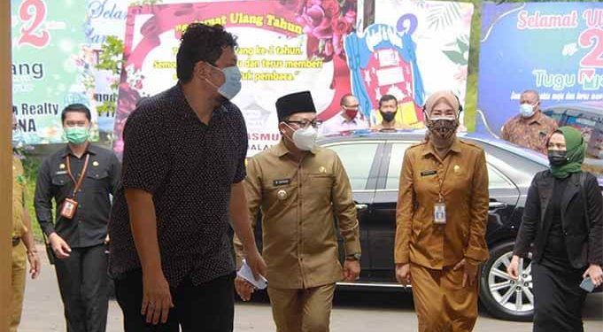 Ceo Tugumalang.id, Moh Thariq menyambut kedatangan Wali kota Sutiaji, beserta Ketua TP PKK Kota Malang, Widayati Sutiaji.