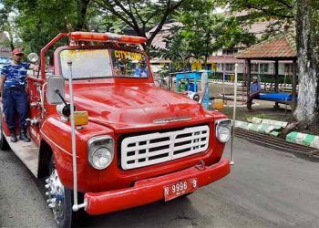 Mobil pemadam kebakaran legendaris milik UPT Pemadam Kebakaran Kota Malang keluaran 1961 yang masih berfungsi dengan baik hingga saat ini. Foto : Azmy