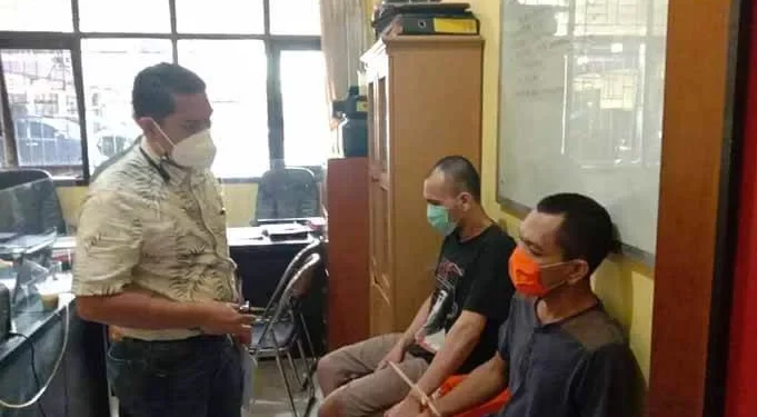 Kasat Reskrim Polresta Malang Kota, Kompol Tinton Yudha Riambodo saat pemeriksaan 2 tersangka, Sabtu (6/2/2021). Foto : Azmy.
