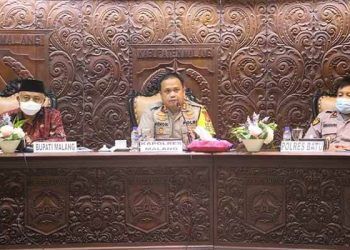 Kapolres Malang, AKBP Hendri Umar, saat rapat koordinasi pelaksanaan PPKM mikro bersama jajaran Forkopimda.