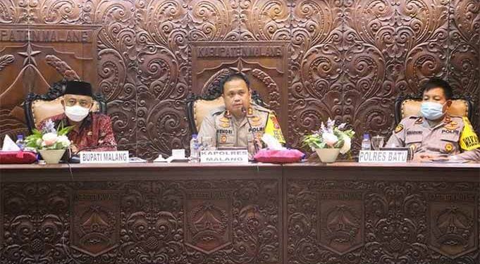 Kapolres Malang, AKBP Hendri Umar, saat rapat koordinasi pelaksanaan PPKM mikro bersama jajaran Forkopimda.