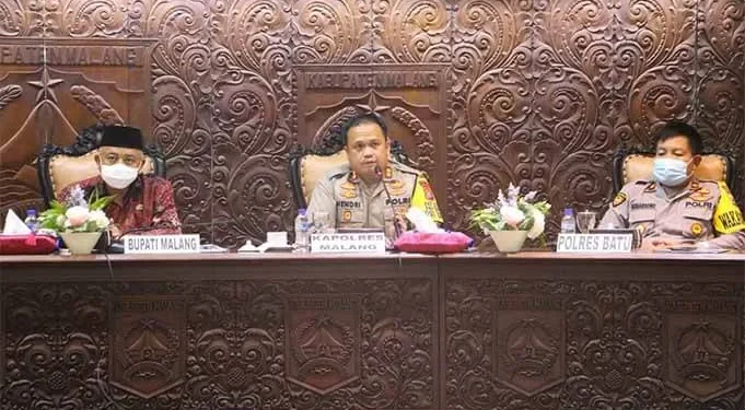 Kapolres Malang, AKBP Hendri Umar, saat rapat koordinasi pelaksanaan PPKM mikro bersama jajaran Forkopimda.