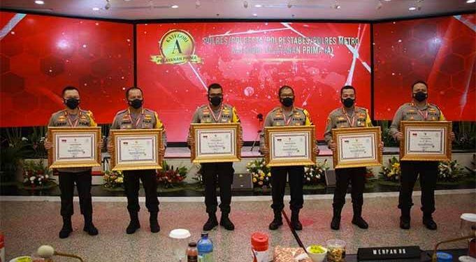 Kapolres Malang, AKBP Hendri Umar, bersama Kapolres lainnya yang menerima penghargaan. Polres Malang Terpilih sebagai Polres dengan Pelayanan Publik Terbaik Kategori Pelayanan Prima.