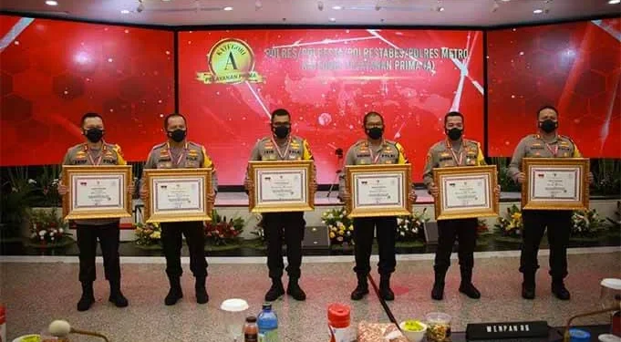 Kapolres Malang, AKBP Hendri Umar, bersama Kapolres lainnya yang menerima penghargaan. Polres Malang Terpilih sebagai Polres dengan Pelayanan Publik Terbaik Kategori Pelayanan Prima.