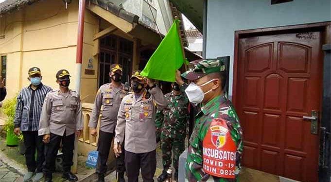 Kapolresta Malang Kota Kombes Pol Leonardus Simarmata menunjukkan bendera zonasi hijau di RW 1 Kelurahan Sukoharjo, Klojen, Kota Malang.