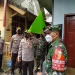 Kapolresta Malang Kota Kombes Pol Leonardus Simarmata menunjukkan bendera zonasi hijau di RW 1 Kelurahan Sukoharjo, Klojen, Kota Malang.