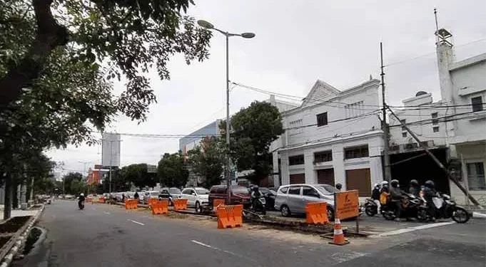 Bongkar median jalan